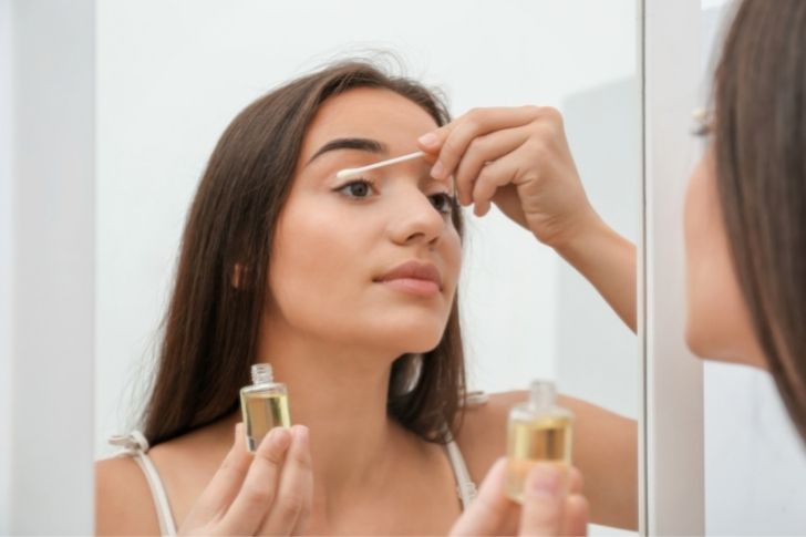 Mujer utilizando aceite de oliva para la cara