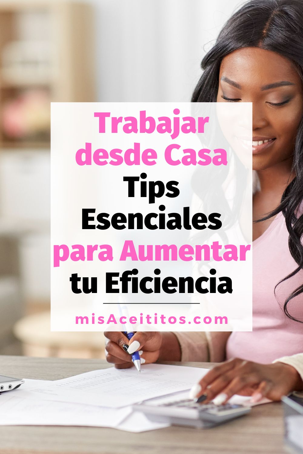 Trabajo remoto, feliz y sonriente joven afroamericana con calculadora y papel trabajando en la oficina del hogar.