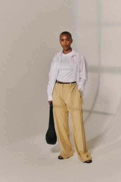 Camisa Blanca y Pantalones Camel