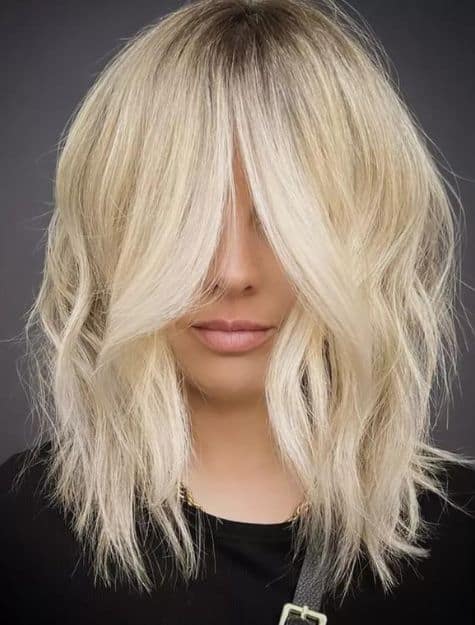 Melena Rubia Despeinada con Corte Lob